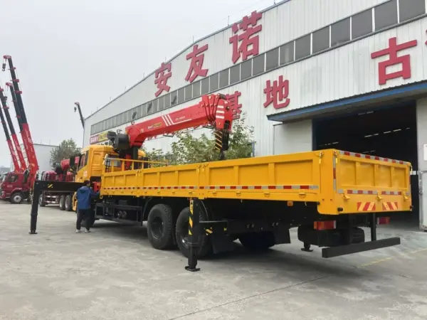 DONGFENG Tianlong 12 Ton Truck Mounted Crane with Cummins 320 HP Engine