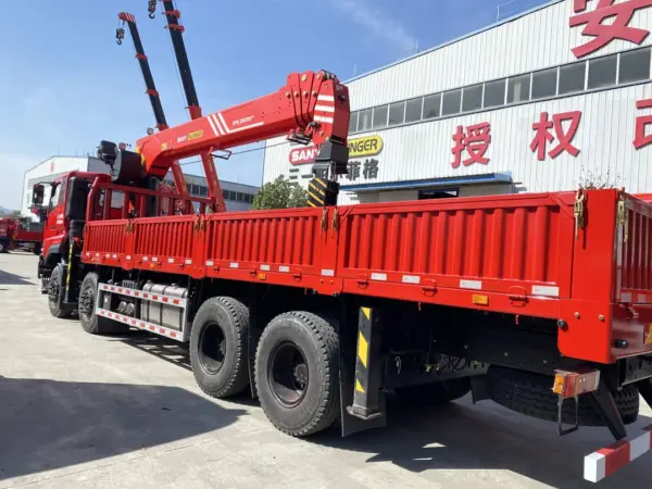 DONGFENG Tianlong KC 8×4 15 Ton Truck Mounted Crane