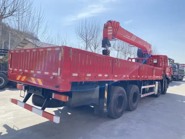 DONGFENG Tianlong KC 8×4 15 Ton Truck Mounted Crane
