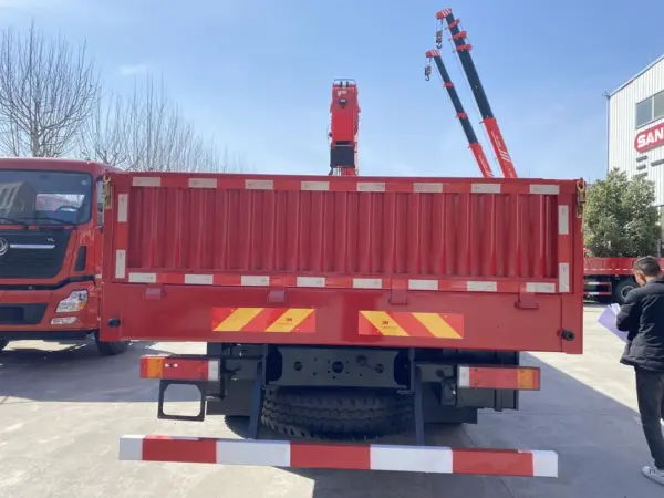 DONGFENG Tianlong KC 8×4 15 Ton Truck Mounted Crane